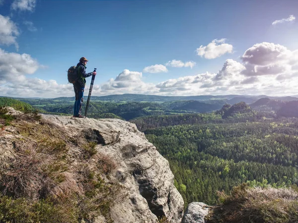 Wilde natuurfotograaf of reiziger met statief op steen — Stockfoto