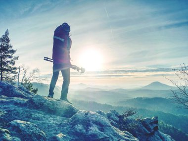 Elinde tripod ile uçurumda Fotoğrafçı. Doğa fotoğrafçısı 