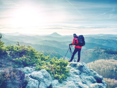 Elinde tripod ile uçurumda Fotoğrafçı. Doğa fotoğrafçısı 