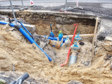 Valf ve Hdpe boruları yeraltına kaynaklı. Şehir su sistemi.