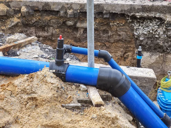 喝水用的塑料管. 更新的饮用水系统 — 图库照片