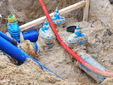 Su teslimatı için PVC tüpleri. 250 mm 'lik su borularını iç.