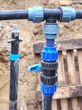 PVC borusunun üç yönlü birleşimi. İçilebilir su taşıma sistemi 