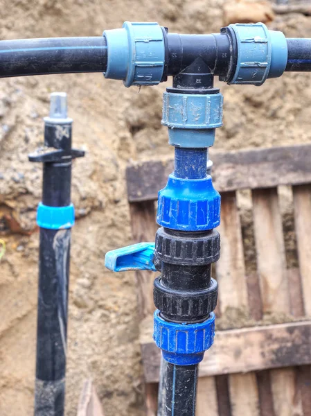 Dreiwegverbindung des PVC-Rohres. Trinkwasserversorgungssystem — Stockfoto
