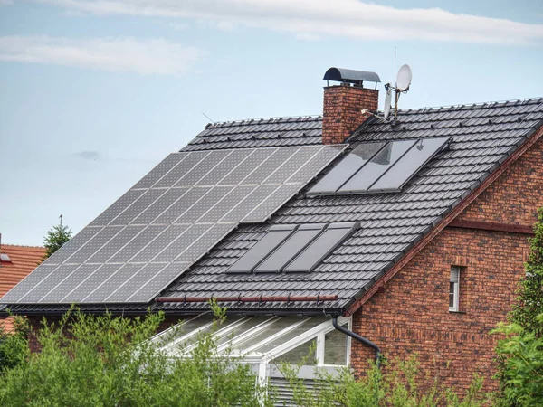LArge solar panels on roof of house. horizontal orientation, — Stock Photo, Image