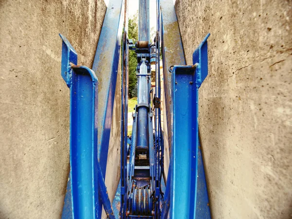 Elevador industrial para material de transporte dentro da construção — Fotografia de Stock