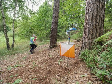 Ormandaki hızlı sporcular kontrol noktası ile çipi kontrol ediyor.. 