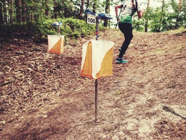 Koşucular ormanda dijital kontrol noktası kullanıyorlar