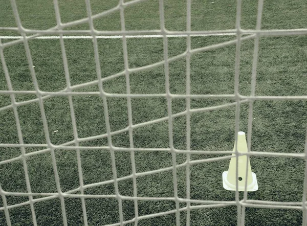 Nahaufnahme des Fußballrasens im Rahmen des Kindertrainings. grünes Gras — Stockfoto