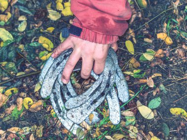Parmaklar eski fırçalanmış ortopedik at nallarına dokunur