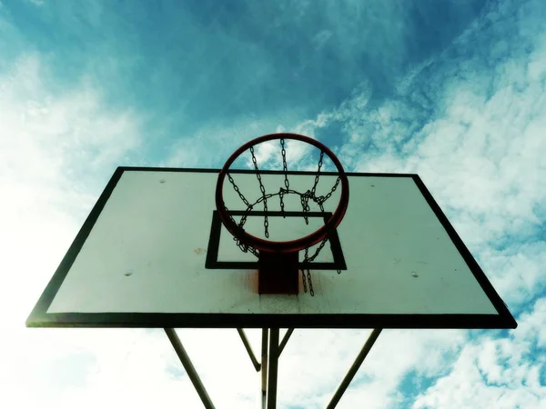 Aro de baloncesto urbano al atardecer con horizonte — Foto de Stock