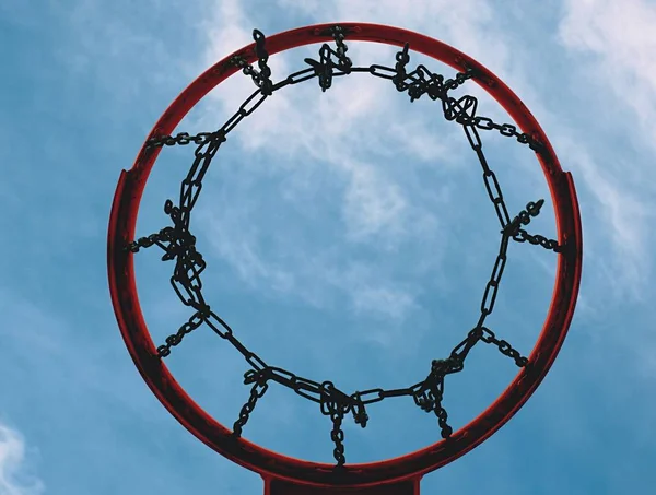 Aro de baloncesto y una jaula con asfalto pobre — Foto de Stock