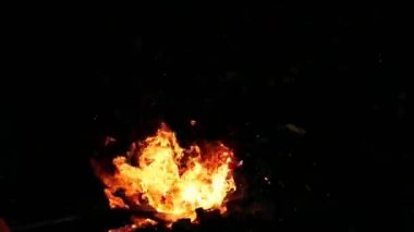 Demirci çalışan metal sobası, örsün ayarlanması için at nalı ısıtması. Demircinin çalıştığı yerde yanan bir ocak.