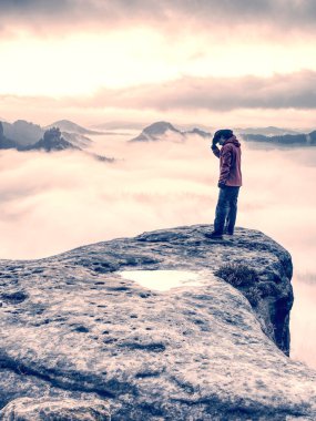 Saksonya 'da yürüyüş. Dağın tepesindeki kadın manzaranın tadını çıkarıyor