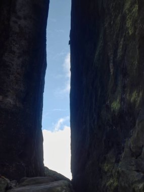 Arka planda mavi gökyüzü olan kaya boşluğu
