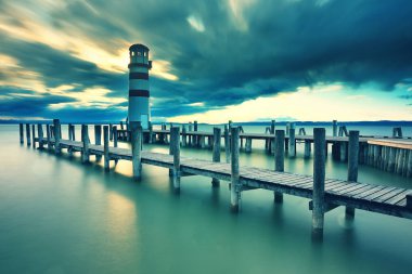 Neusiedl Gölü 'ndeki deniz feneri. Neusiedler Gölü 'nde sonbahar.