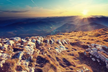 Alpler 'de kayalıklarla kaplı dağlar. 