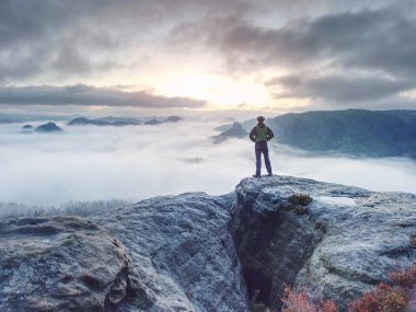 Sonbahar dağlarında yürüyüş yapan mutlu ve aktif bir adam.