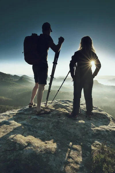 Due fotografi si incontrano all'alba o all'alba in montagna . — Foto Stock