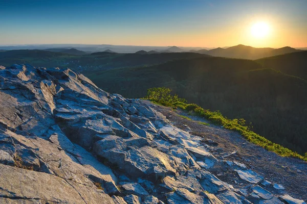 Varm morgon solljus spricker över bergstoppen — Stockfoto