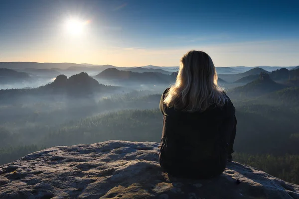 Незалежна блондинка-пішохідка, яка досліджує в самоті гори — стокове фото