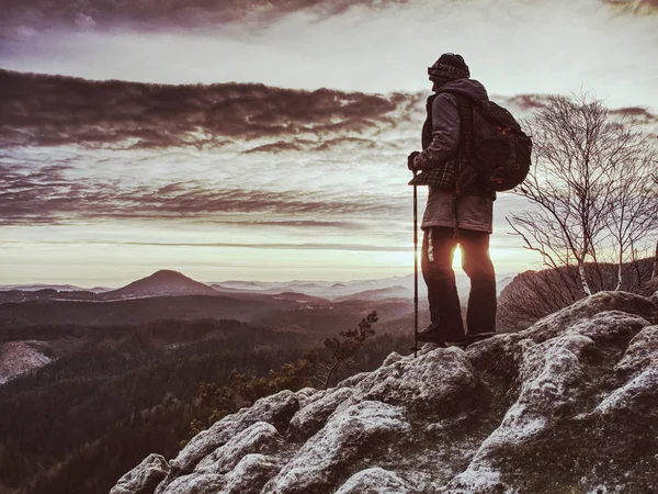 A mulher atingiu o pico do monte. Menina usa mochila e óculos de sol — Fotografia de Stock