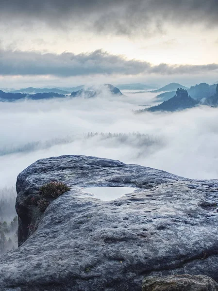 Nebelberge Zwischen Den Bergen Ziehen Tiefe Wolken Auf Dichter Nebel — Stockfoto