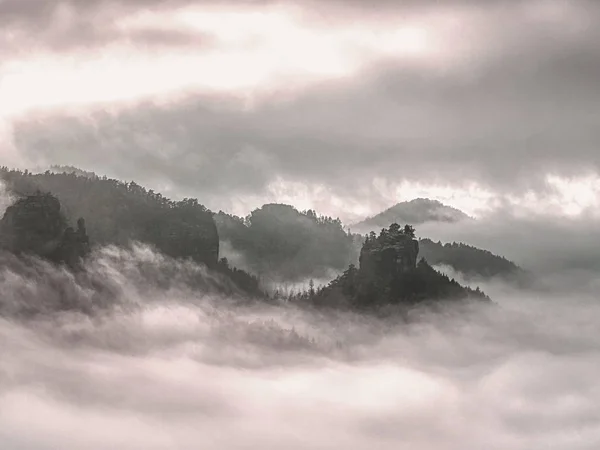 Bulutlu tepe manzarası. Ağır bulutların üzerinden kayalık vadiye bak — Stok fotoğraf