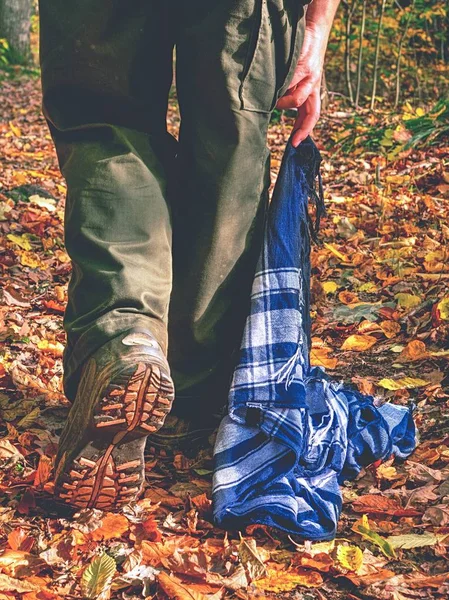 Mulher andar e segurar lenço colorido deitado em folhas secas — Fotografia de Stock