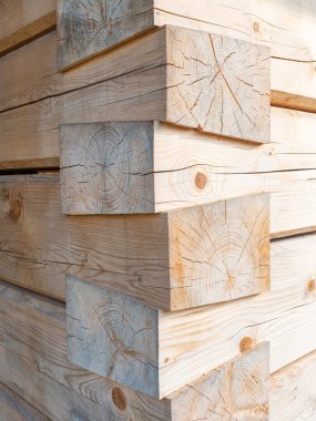 Beyaz doğal kütüklerden popüler ahşap çerçeve. Katı ladin kütüklerinden yapılmış doğal sıcak bir ev.