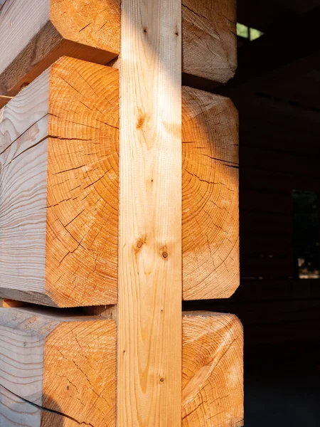 Budowa Ekologicznego Drewnianego Domu New Drewniany Domek Zewnętrzny Ściana Elewacyjna — Zdjęcie stockowe