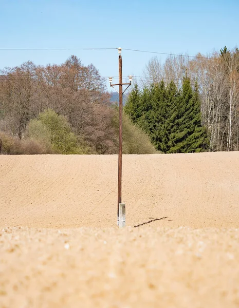 Poli Elettrici Mezzo Terreno Asciutto Terreno Arato Contadino Rurale — Foto Stock