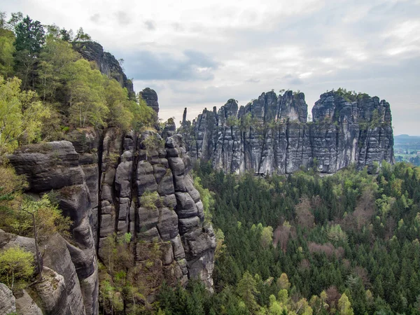 Schrammsteine Orman Manzarası Popüler Dağcılar Tatil Köyü Kayalardaki Derin Çatlaklar — Stok fotoğraf