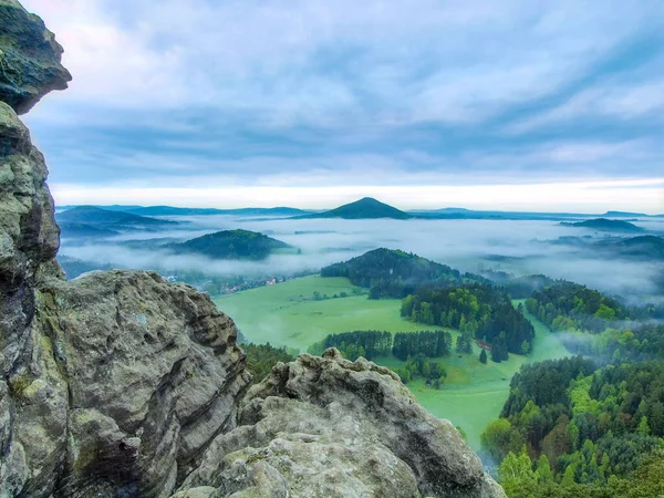 Dramatische Landschaft Vor Sonnenaufgang Hügeliger Landschaft Blick Vom Exponierten Felsen — Stockfoto