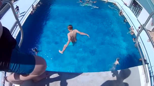 Jongen Springt Blauw Water Zwembad Openlucht Zomer Zwembad Complex Achteraanzicht — Stockvideo