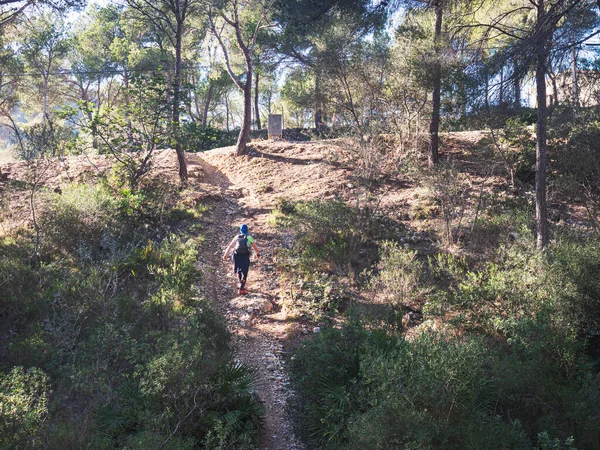 Jeune Femme Randonneuse Dans Les Promenades Forêt Verdoyante Printemps Été — Photo