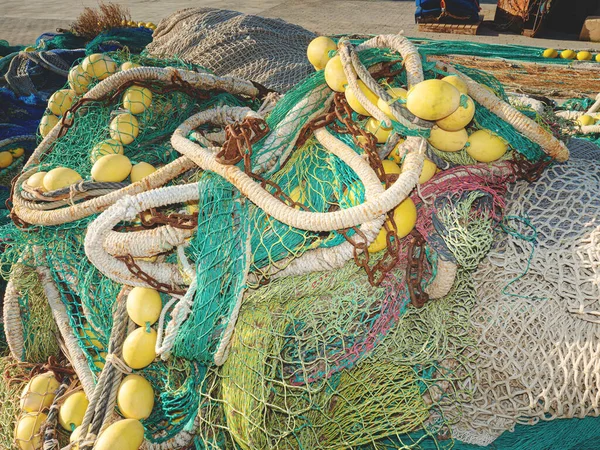 Pelabuhan Pelabuhan Dengan Tumpukan Jaring Ikan Berwarna Warni Komersial Dan — Stok Foto