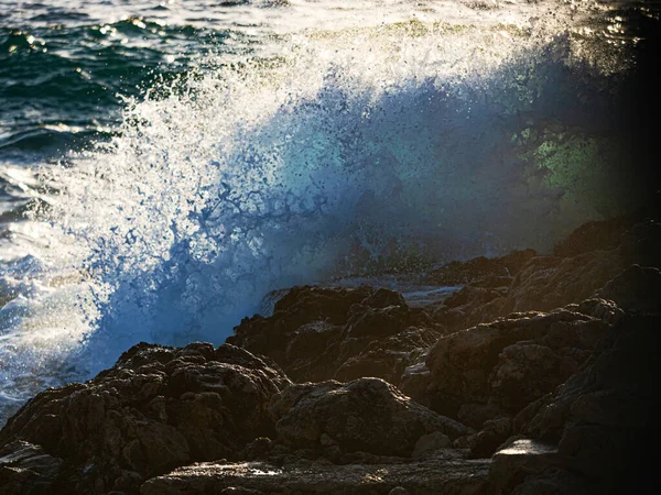 强烈的海浪冲击着海里的岩石 锋利的一块岩石 — 图库照片
