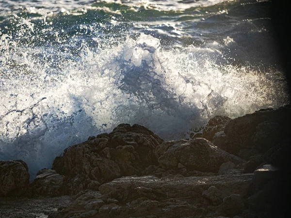 Strong Wave Sea Beats Rocks Sun Makes Flare Water Spray — Stock Photo, Image