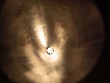 Yuvarlak Manzara Yıldırımlı uzun gümüş metal tüpün içinden