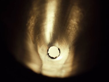 Uzun bir krom metal tüpün içindeki kavramsal görüntü