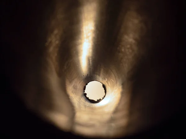 Хромированная Металлическая Трубка Воды Наблюдающая Солнцем Изнутри — стоковое фото