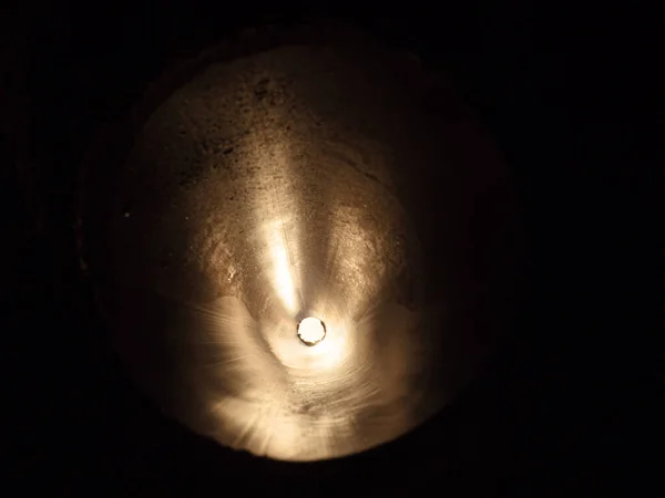 Mörka Skuggor Med Ljus Liten Cirkel Mitten Utsikt Genom Långa — Stockfoto