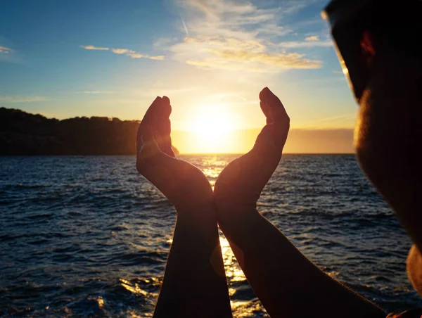 Mains Féminines Forme Fleur Lotus Sur Fond Ciel Coucher Soleil — Photo