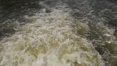 Su girdapları körüklü kilit haznesi, Weir nehrinde su birikintisi. Podebrady kasabası, Çek Elbe Nehri.