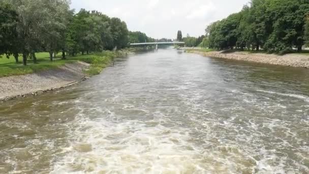ポドブラディ町のエルベ川の眺め 水の泡立つ質量は 堰上の巨大な波 町公園の橋共同銀行 — ストック動画