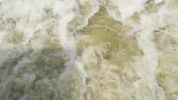 Une masse énorme d'eau dans les tourbillons. Eau pluvieuse de la rivière Elbe sous déversoir dans la ville de Podebrady. Les vagues suivantes.