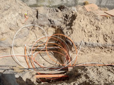 Telekomünikasyon için fiber optik kabloların kurulumu için yol çalışması. Kablolu güvenlik tüpü. Yeraltı telefon optik hatları için siper