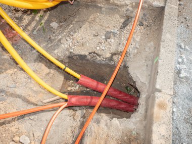 Telekomünikasyon için fiber optik kabloların kurulumu için yol çalışması. Kablolu güvenlik tüpü. Yeraltı telefon optik hatları için siper
