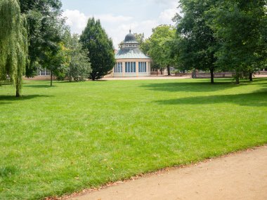 Nadir ağaçlar ve spa sütunlarıyla park et, sıcak yaz günlerinde Podebrady kaplıcaları sakin olsun.